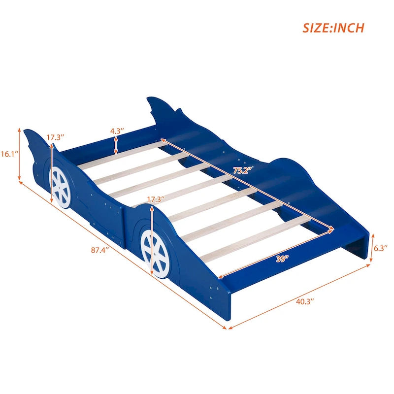 Plattformbett in Rennwagenform mit Rädern