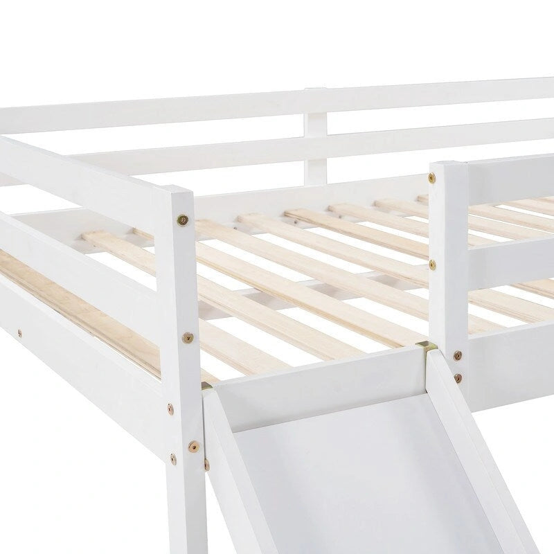 Kinder-Hochbett mit Rutsche, Full-Size, niedriges Holz-Hochbettgestell mit Leiter und großzügigem Platz darunter, für Jungen und Mädchen