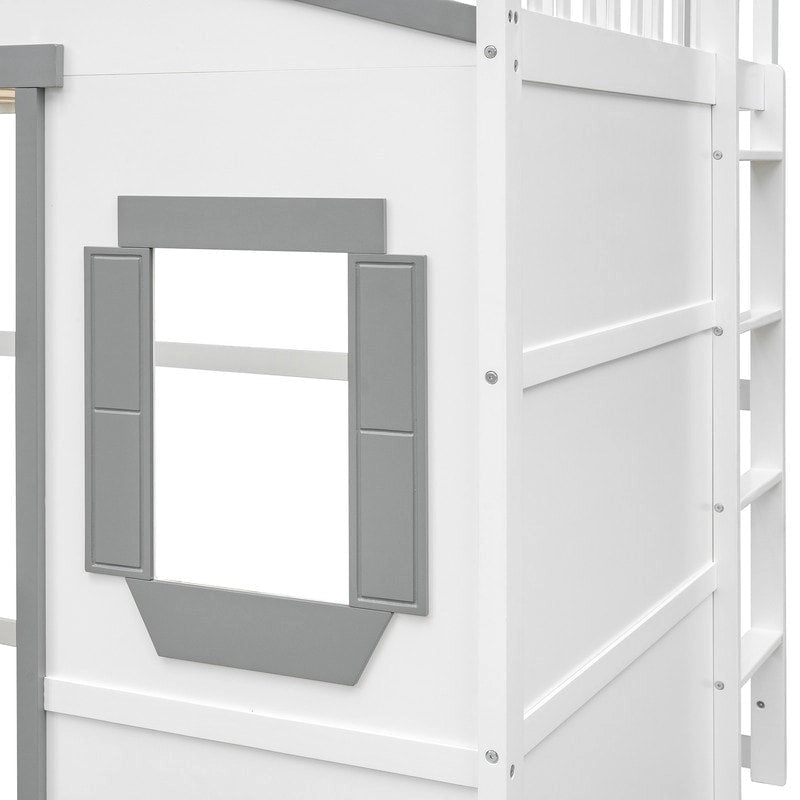 Hochbett in voller Größe im Hausdesign mit Leiter und Fenstern