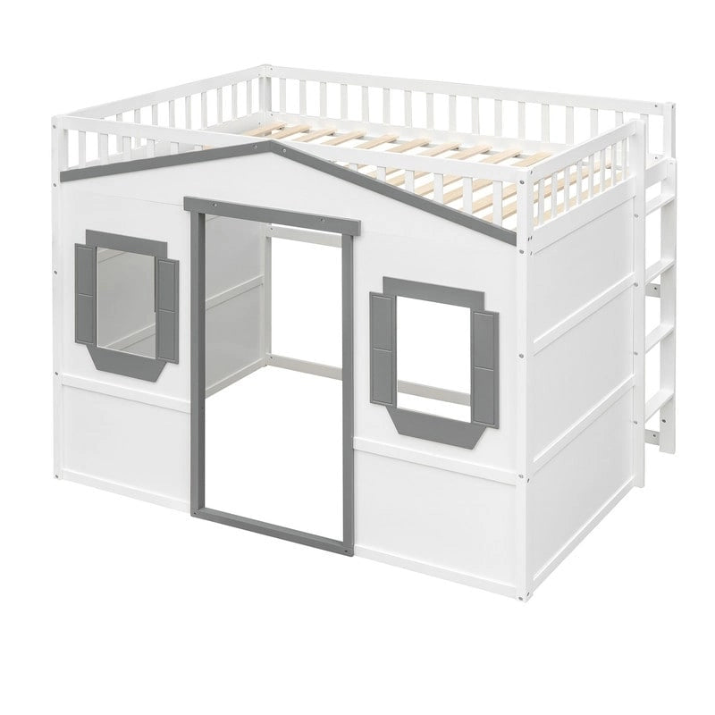 Hochbett in voller Größe im Hausdesign mit Leiter und Fenstern