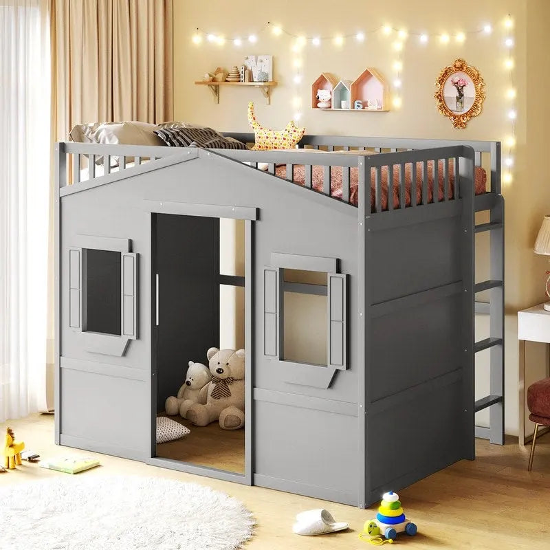 Hochbett in voller Größe im Hausdesign mit Leiter und Fenstern