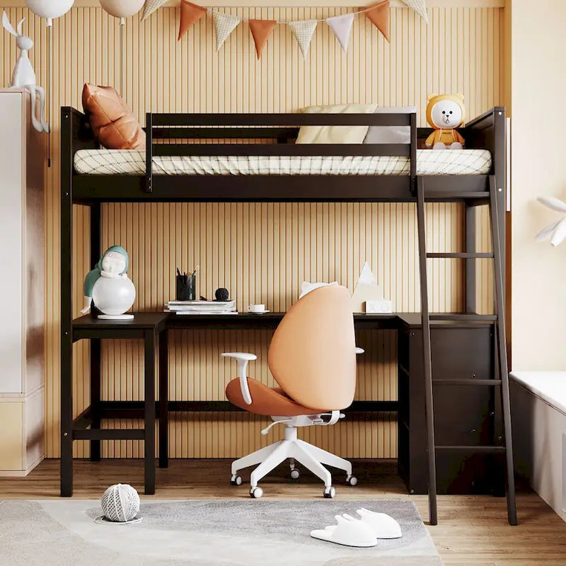 Houten hoogslaper voor twee personen met bureau en planken
