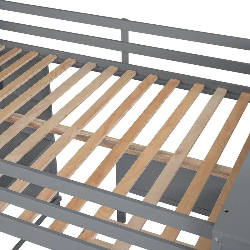 Letto a soppalco a una piazza con letto indipendente a una piazza, mensole, scrivania e armadio