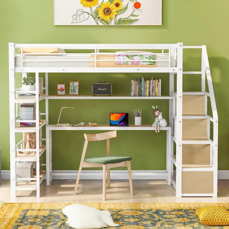 Letto a soppalco in metallo con scala, scrivania integrata e ripiani contenitori