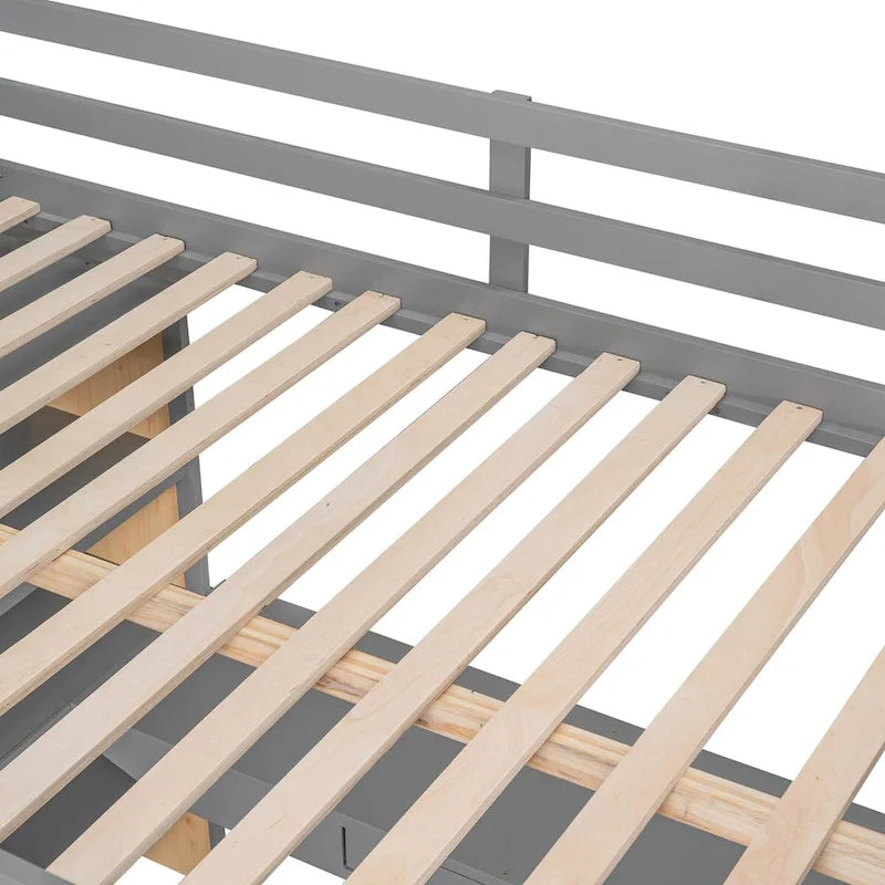 Grijze hoogslaper in full-size met ladder, planken, bureau en laden